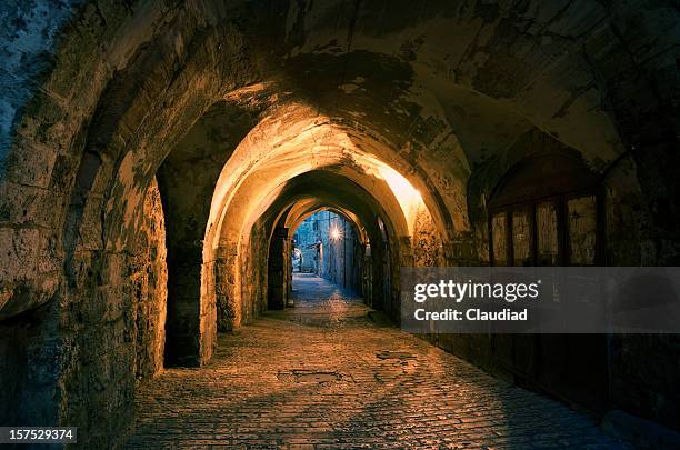 ciudad vieja de jerusalén en el crepúsculo - jerusalem old city fotografías e imágenes de stock
