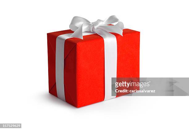 boîte cadeau rouge avec un tracé de détourage - boîte cadeau photos et images de collection