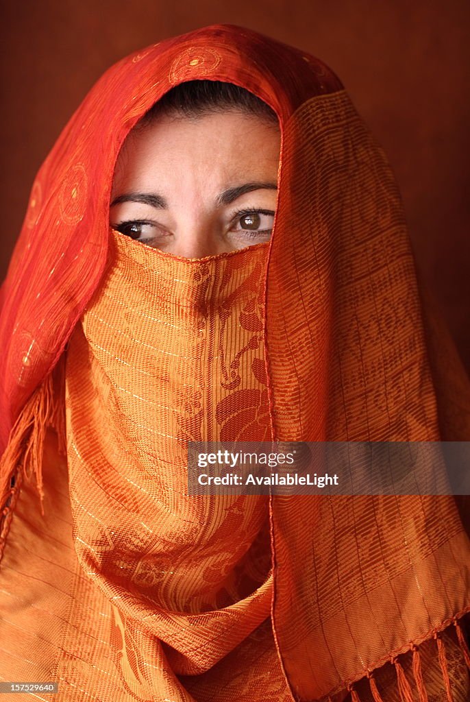 Araba donna in arancione Hajib
