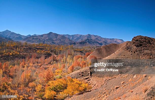 schönes panorama von abyaneh mountains, iran - iran landschaft stock-fotos und bilder