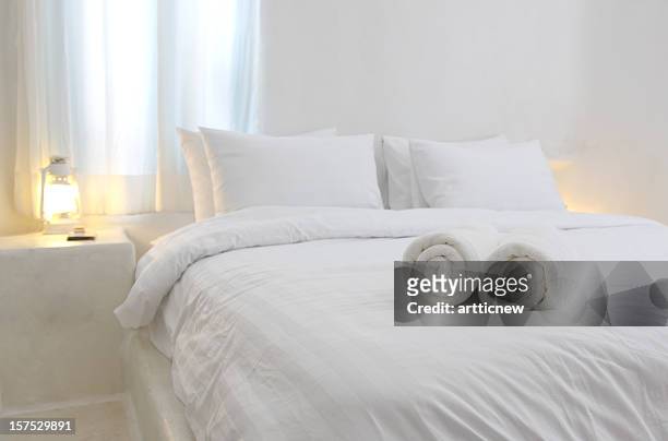 blanco y lujoso dormitorio del hotel - bedclothes fotografías e imágenes de stock