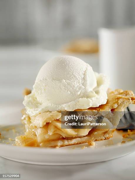 アップルパイとバニラアイスクリーム - apple pie ストックフォトと画像