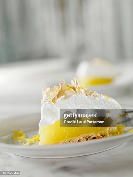 pastel de merengue de limón - merengue fotografías e imágenes de stock