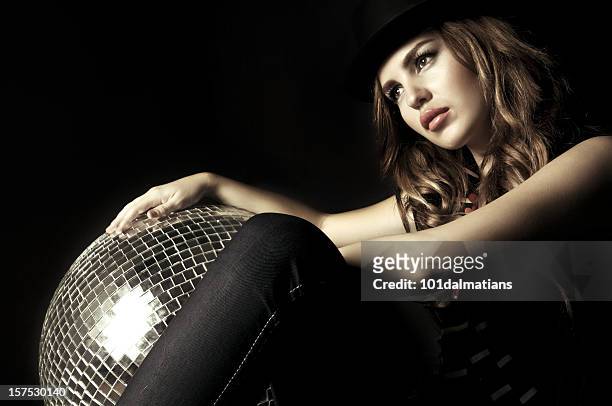 美しい若い女性、黒の帽子 - 黒の帽子 ストックフォトと画像