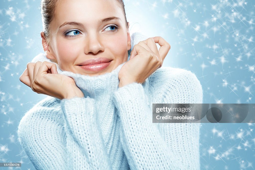 Close-up Gesicht der schönen Frau mit weißen Pullover