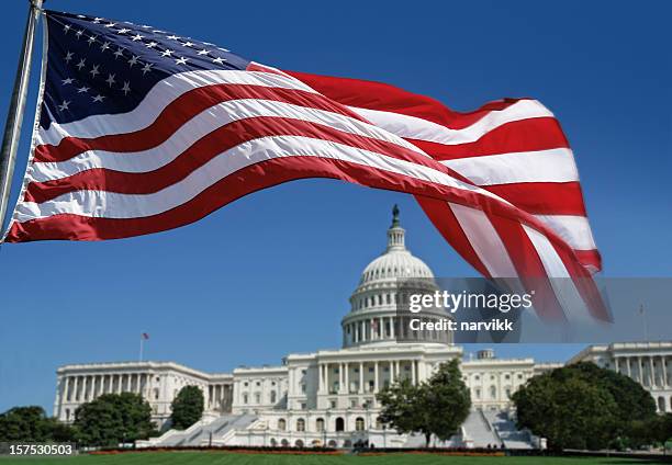 bandera estadounidense en frente del capitolio - capitol-hill fotografías e imágenes de stock