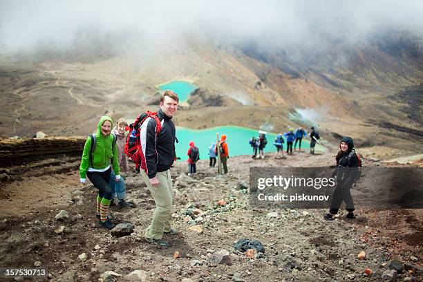 tongariro crossing series - emerald lakes - north island new zealand stock pictures, royalty-free photos & images