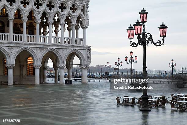 flood at dawn on st. mark´s square in venice - doge's palace stockfoto's en -beelden