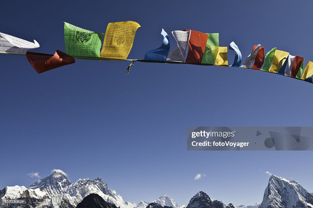 Berg Mount Everest Gipfel lebhaften buddhistische Gebet flags flying blue sky