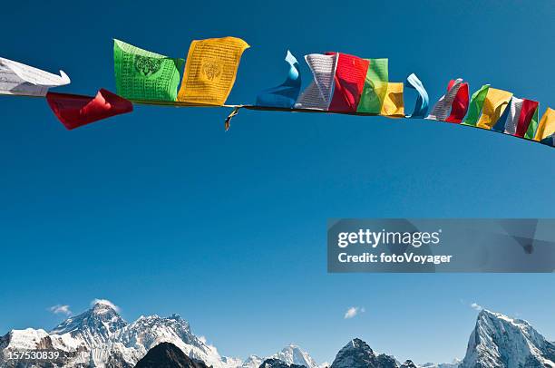 berg mount everest gipfel lebhaften buddhistische gebet flags flying blue sky - nepali flag stock-fotos und bilder