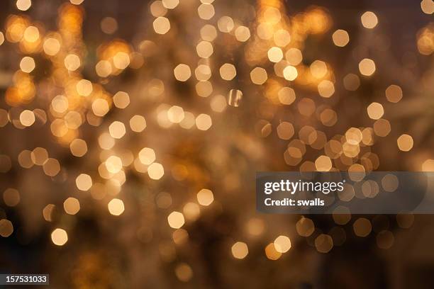 goldene lichter unscharf gestellt - defokussiert stock-fotos und bilder