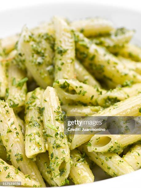 penne al pesto - pistou photos et images de collection