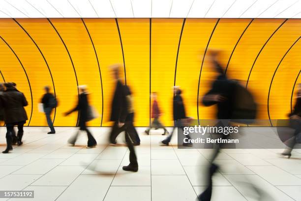 turva as pessoas em movimento - movimento imagens e fotografias de stock