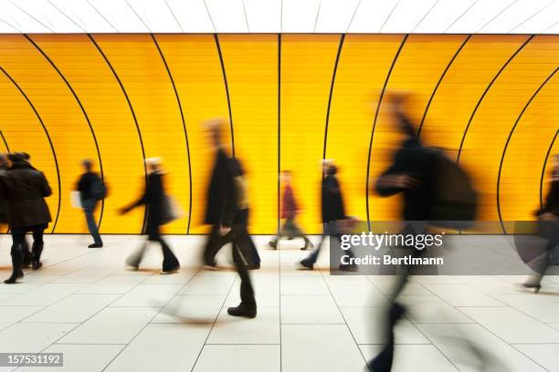 movimento desfocado pessoas - metropolitana - fotografias e filmes do acervo