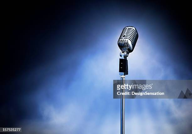 klassische retro-stil modernen mikrofon auf der bühne (xxxl - classic blue stock-fotos und bilder