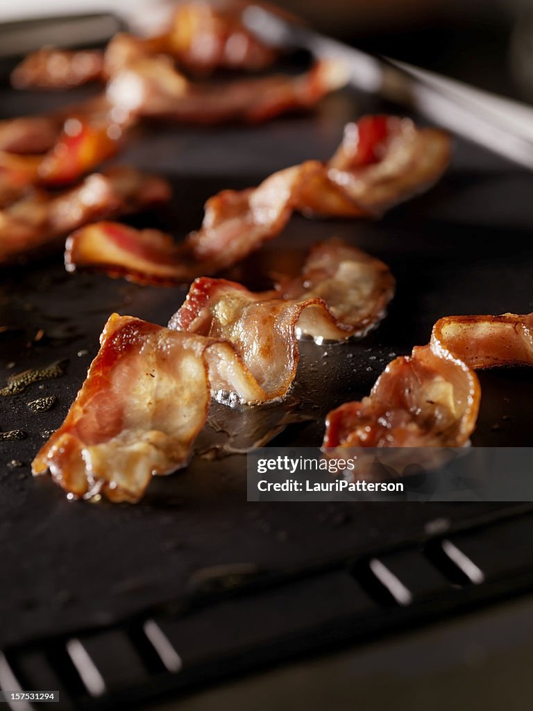 Bacon qui cuit sur le gril