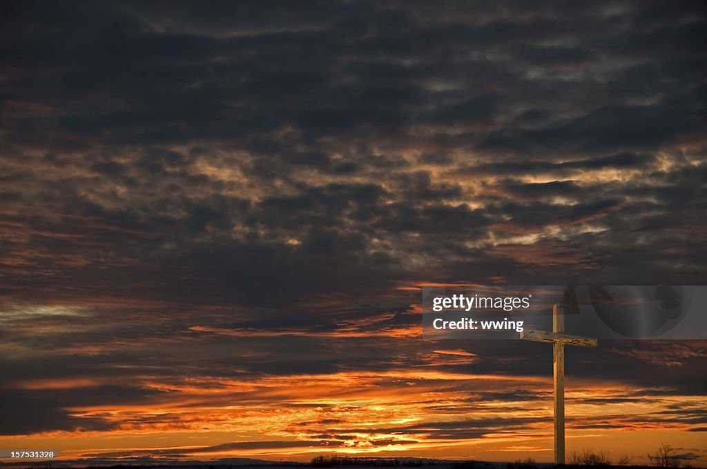 Christ's Cross mit dunklen Sonnenuntergang Himmel