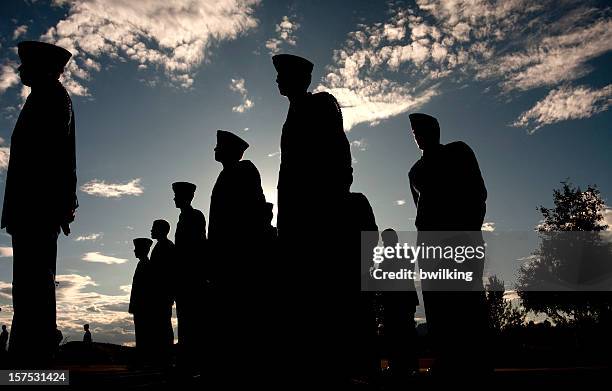 soldados recibir pedidos militares - military recruitment fotografías e imágenes de stock