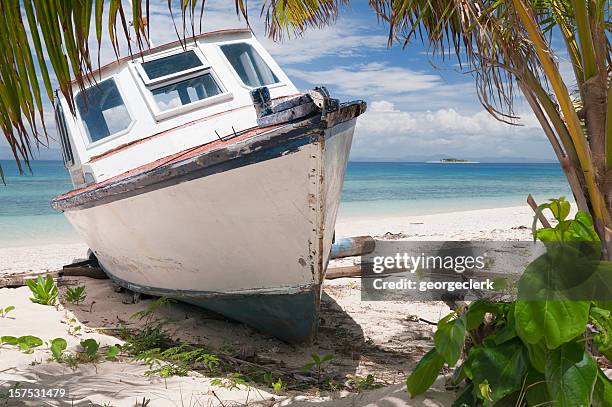 デザート島の難破船 - 無人島 ストックフォトと画像