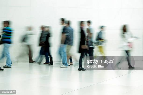 gente cammina nel corridoio, motion blur - esposizione lunga foto e immagini stock