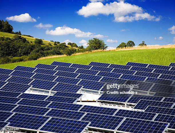 solarenergie panels mit ländliche landschaft - solarpark stock-fotos und bilder