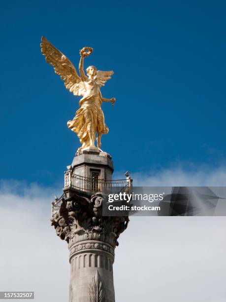 independence angel monument in mexico city - mexican artists celebrate el grito the cry of independence stockfoto's en -beelden