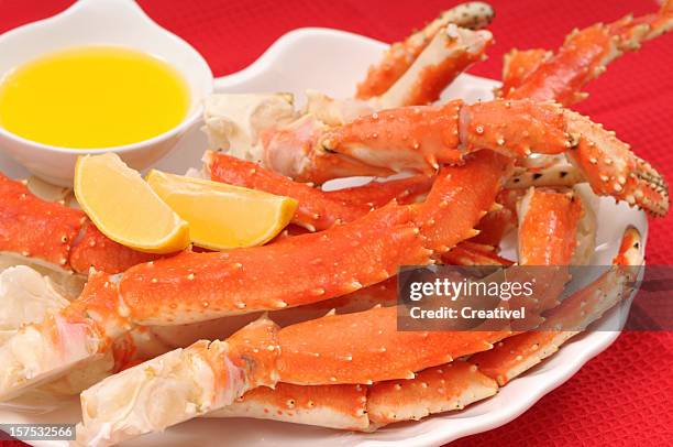 crab legs served with lemon and butter - crab leg 個照片及圖片檔