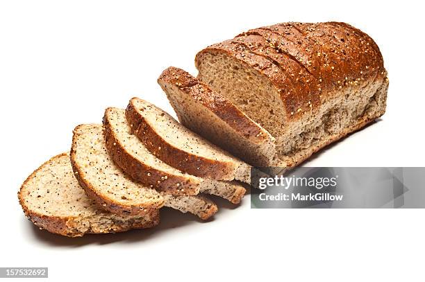 scheiben laib platzierte brown bread - vollkornbrot stock-fotos und bilder