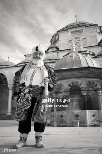 homme dans une mosquée - zone géographique historique photos et images de collection