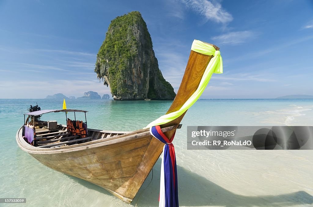 Longtail-Boote am Strand in Krabi tropischen Insel