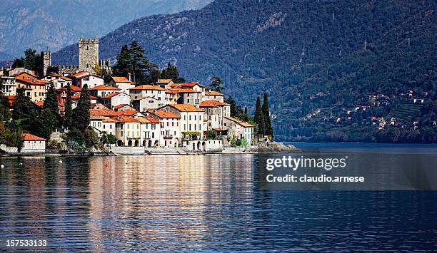 kleine stadt am comer see. farbe - lake como stock-fotos und bilder