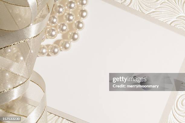 weiße hochzeit hintergrund - wedding card stock-fotos und bilder