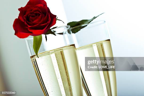 valentinstag-champagner - wine rose stock-fotos und bilder