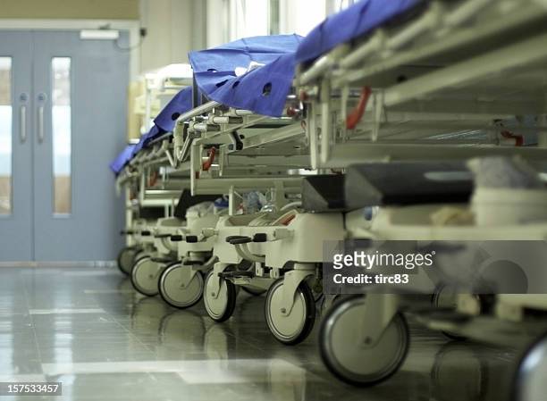 corredor con gurneys hospital - hospital gurney fotografías e imágenes de stock