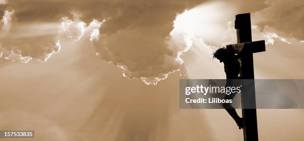 la crocifissione di gesù cristo - croci foto e immagini stock