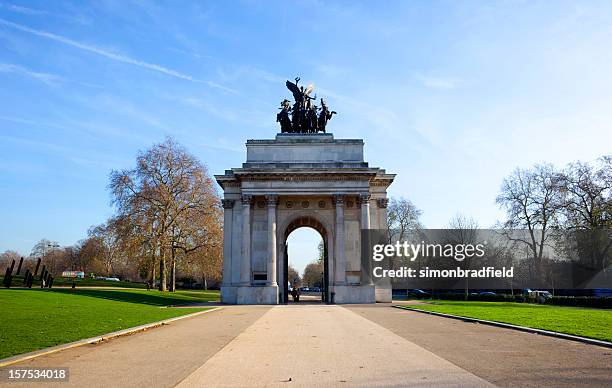 constitution arch su hyde park corner - buckingham palace foto e immagini stock