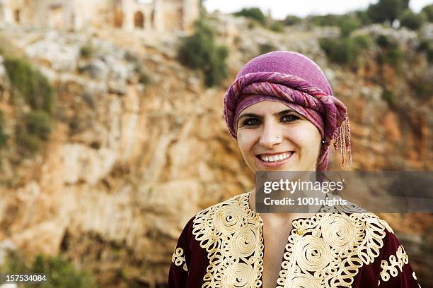 woman with traditional clothing - iraqi woman stockfoto's en -beelden