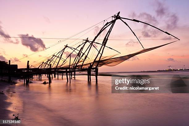 kochi, indien chinesische fischernetze - cotchin stock-fotos und bilder