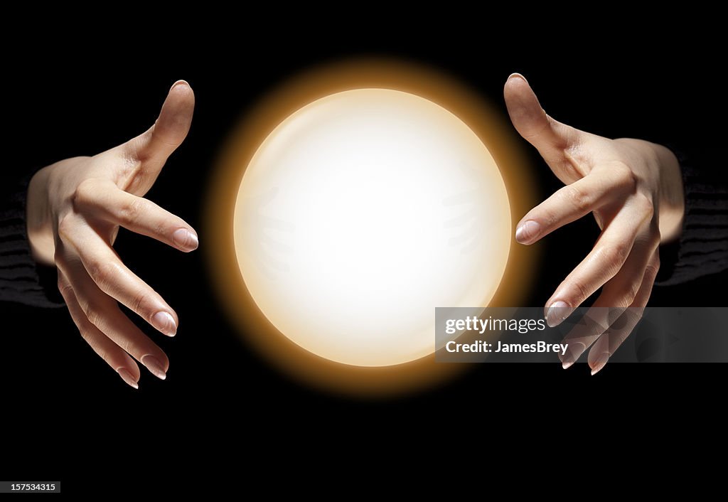 Wahrsagerin's Hände mit Glühend Crystal Ball, schwarzen Hintergrund