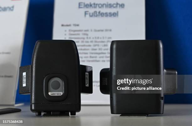 August 2023, Hesse, Weiterstadt: A current and a future model of an electronic residence monitoring system, known as an electronic ankle monitor, are...