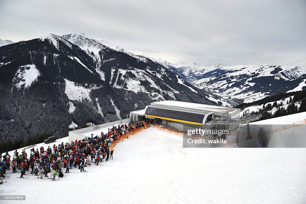 Queue at lift - Warteschlange