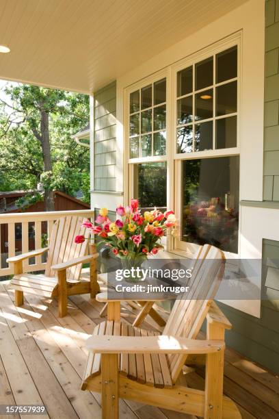 cadeiras e flores na varanda da frente de casa. - alpendre imagens e fotografias de stock