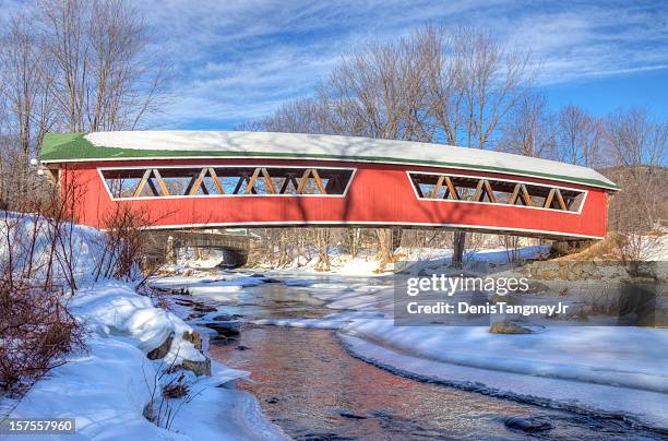 covered bridge in the white mountains national forest, new hampshire - white mountain national forest stockfoto's en -beelden