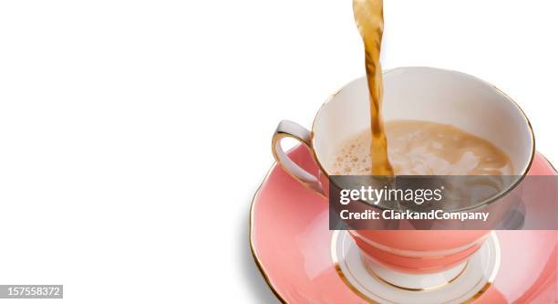 thé verser dans la tasse et soucoupe en porcelaine isolé sur blanc - tea cup overhead view photos et images de collection
