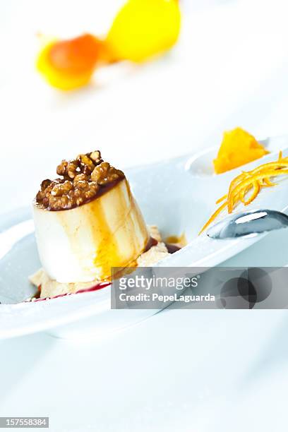 クリームキャラメル、新鮮なチーズ、クルミ - プリン ストックフォトと画像