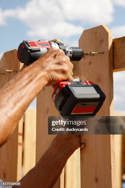 creazione di una parete di serie con trapano elettrico - staccionata legno foto e immagini stock