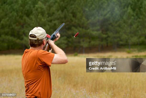 filmar una pistola de aire de la carcasa de conector - clay shooting fotografías e imágenes de stock