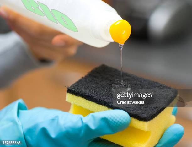 bio verdes com sustentável fluido de limpeza - detergente da louça imagens e fotografias de stock