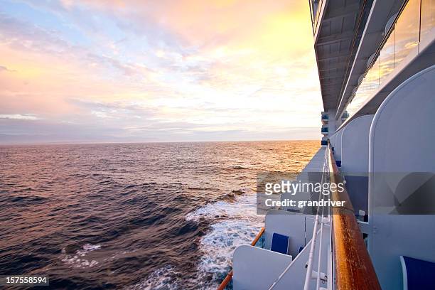 seitenansicht des cruise schiff in der abenddämmerung - kreuzfahrtschiff stock-fotos und bilder