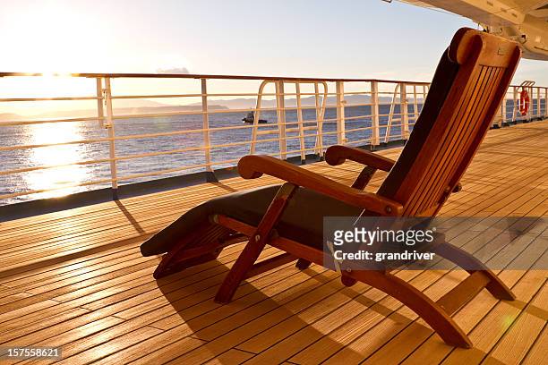 hölzernen sonnenliege auf dem deck eines kreuzfahrtschiffes - beach deck chairs stock-fotos und bilder